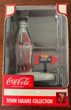 4332-1 € 9,00 coca cola town sqaure dfribe tru pijl met fles.jpeg